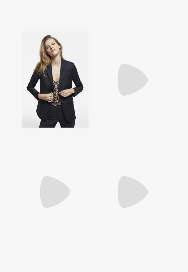 Blazer nero con vestibilità sartoriale, tasca singola, abbinato a un top con stampa leopardata. Tessuto morbido e design strutturato.; T-shirt di cotone nera con maniche corte, caratterizzata da una stampa bianca e grigia "THE 2LOOK" sul davanti. Collo girocollo classico.; Pantaloni in pelle nera con una texture liscia, design a gamba svasata, zip frontale e passanti per cintura. Presentano accenti di cuciture sottili.; Stivali neri in pelle al ginocchio con punta affusolata e tacco a stiletto sottile. Texture liscia con design aderente e cuciture lungo il bordo superiore.