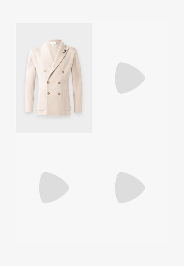 Beige dobbeltradet blazer i tekstureret stof med to forlommer og runde knapper. Inkluderer en sort blomsterbroche på kraven.; Sort striktrøje med rund halsudskæring, ribbede manchetter og nederste kant. Designet er rummeligt med dropped shoulders for en afslappet pasform.; Slidte denimjeans i lysegrøn med lige ben, femlommerdesign og ujævn falming med malersplatter.; Sorte læderloafers med en glat overflade, rund tå og en dekorativ strop over vampen. Lav hæl med stabeldesign, minimalistisk stil.
