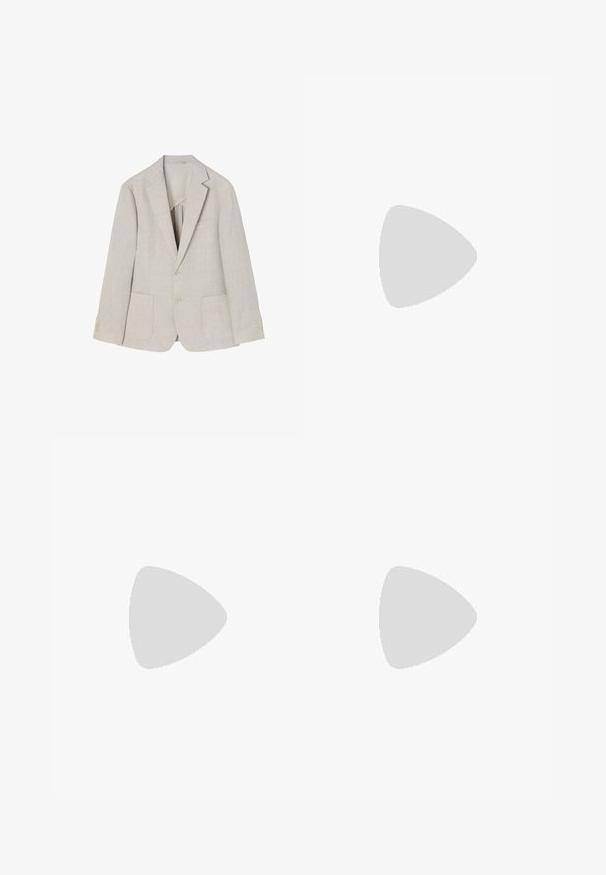 Helles beiges Leinenblazer mit Reverskragen, zwei Fronttaschen, doppelter Knopfverschluss und vier Knopfakzenten an den Ärmeln.; Weißes Poloshirt aus Baumwolle, mit klassischem Kragen, Drei-Knopf-Leiste und einer linken Brusttasche; kleines Logo am Saum.; Beige Baumwollhose mit geradem Bein, ausgestattet mit einem Knopfverschluss und Falten an der Vorderseite für zusätzliche Details.; Beige Leder Sneaker mit runder Zehenpartie, minimalistischem Design, subtilen Nähten und strukturiertem Obermaterial auf einer hellen Sohle.