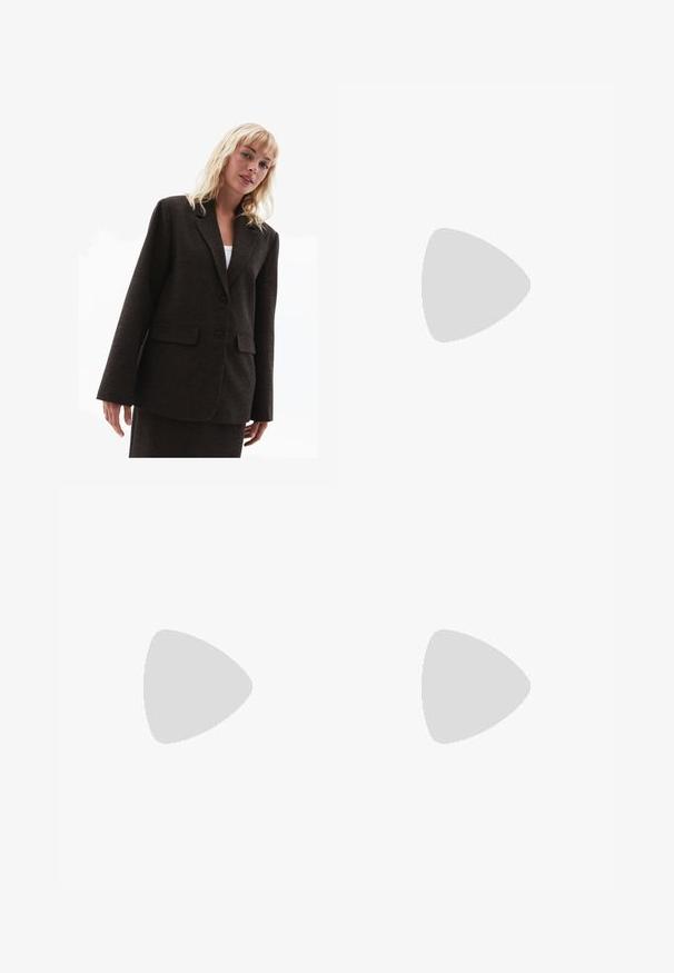 Brun tekstureret blazer med klapkrave, to forlommer og to knapper. Løs pasform med let oversized ærmer.; Brun kortærmet bluse med rund hals, lavet af tekstureret stof. Har et afslappet fit og en let bølget kant. Rent, minimalistisk design.; Brune højtaljede bukser med folder, lavet af glat stof. Løs pasform, straight leg design, med bæltestropper og lynlås.; Brun patenteret læder slingback sko med spids tå og en moderat hæl. Har en spænde rem for en sikker pasform. Glat tekstur.; Brun læderhåndtaske med en struktureret form, guldfarvede metaldele, dobbelte skulderremme og en dekorativ spænde-detalje i midten.