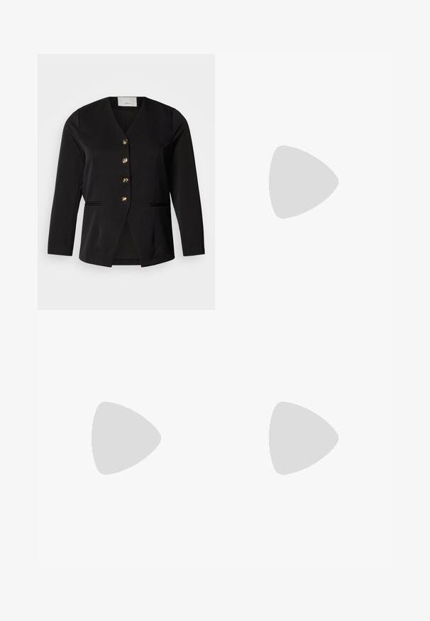 Fekete blézer V-nyakkivágással, egysoros gombolással, öt arany gombbal és oldalzsebekkel. Finom tapintású, enyhén texturált anyagból készült.; Fekete pamut póló rövid ujjakkal, bal mellkason egy kis rózsaszín pillangó grafikával. Kerek nyakú kialakítás, laza fazonnal.; Fekete, széles szárú nadrág sima anyagból, klasszikus derékrésszel, gombzárral és elülső redőkkel.; Fekete bőr, hegyes orrú magassarkú cipő boka pánttal és vastag sarokkal. Sima textúra, elegáns dizájn és minimális esztétika.