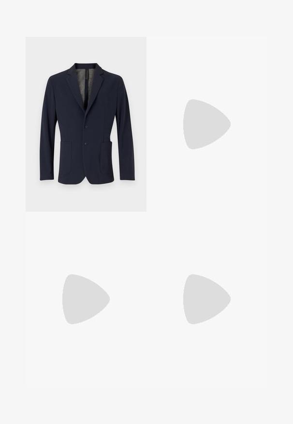 Marinblå blazer i slät tyg, med en knappknäppning, två framfickor och en subtil strukturerad innerfoder.; Mörkblå t-shirt med kort ärm och rund halsringning, med ljusblå detaljer vid kragen och ärmarna. Tillverkad av mjukt bomullstyg.; Marinblå skräddarsydda byxor, tillverkade av texturerad tyg, med hög midja, veck och justerbara sidoremmar för passform.; Svarta läderloafers med en elegant design, som har subtila sömmar och en låg klack, uppställda mot en enfärgad vit bakgrund.