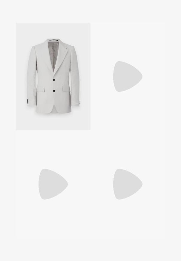 Ljusgrå linneskjorta med notch-lapel, två knappar, två framfickor och svarta knappdetaljer. Slät yta genomgående.; Vit långärmad skjorta med knappar, tillverkad av bomull, med en bröstficka med ton-i-ton broderi, krage och knappmanchetter.; Bruna, högmidjade byxor i texturerat tyg. Har vida ben och två framvikningar för struktur. Välavslutad utan synlig hårdvara.; Svarta läderloafers med en slät yta, rund tå och ett dekorativt band över främre delen. Låg staplad klack, minimalistisk design.; Svart canvas toteväska med svarta läderhandtag. Enkel design, rymlig kropp och en slät textur. Inga synliga logotyper eller mönster.