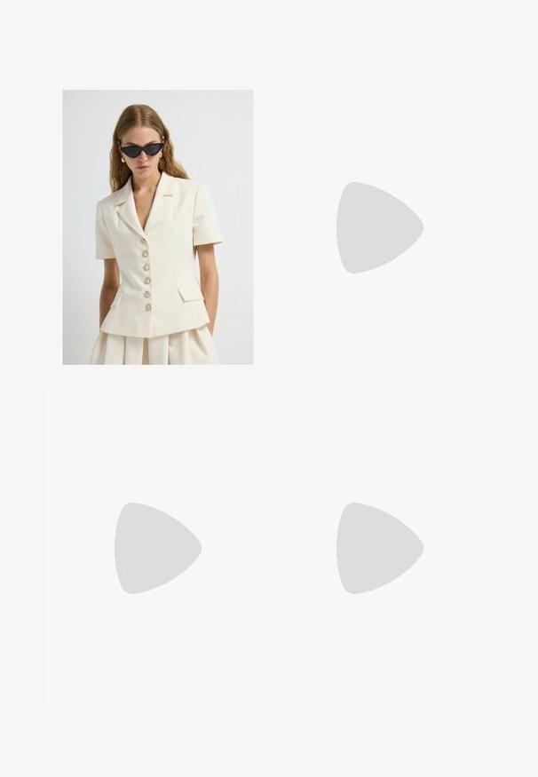 Frau in einem cremefarbenen Blazer mit kurzen Ärmeln und perlenbesetzten Knöpfen, kombiniert mit einem passenden Rock. Sie trägt schwarze Cat-Eye-Sonnenbrillen und goldene Ohrringe.; Weißes T-Shirt mit kurzen Ärmeln aus Baumwolle. Hat einen Rundhalsausschnitt und eine lockere Passform. Glatte Textur ohne sichtbare Muster oder Akzente.; Weiße, weit geschnittene Hose aus weichem Stoff. Mit einem elastischen Bund und einem Kordelzug sowie einer glatten Oberfläche. Keine sichtbaren Muster oder Hardware.; Braune Wildleder-Ballerinas mit spitzem Absatz und niedrigem Profil. Verfügt über eine glatte Textur und ein minimalistisches Design. Keine sichtbaren Beschläge oder Akzente.; Runde, braun getönte Sonnenbrillen mit einem glänzenden burgunderfarbenen Rahmen. Schlanke Bügel mit dezentem Branding. Flaches Linsendesign.; Braune Wildleder-Handtasche mit strukturiertem Design, abgerundeter Form und länglichen, diamantförmigen Griffen. Mit einem silbernen Metallverschluss ausgestattet.