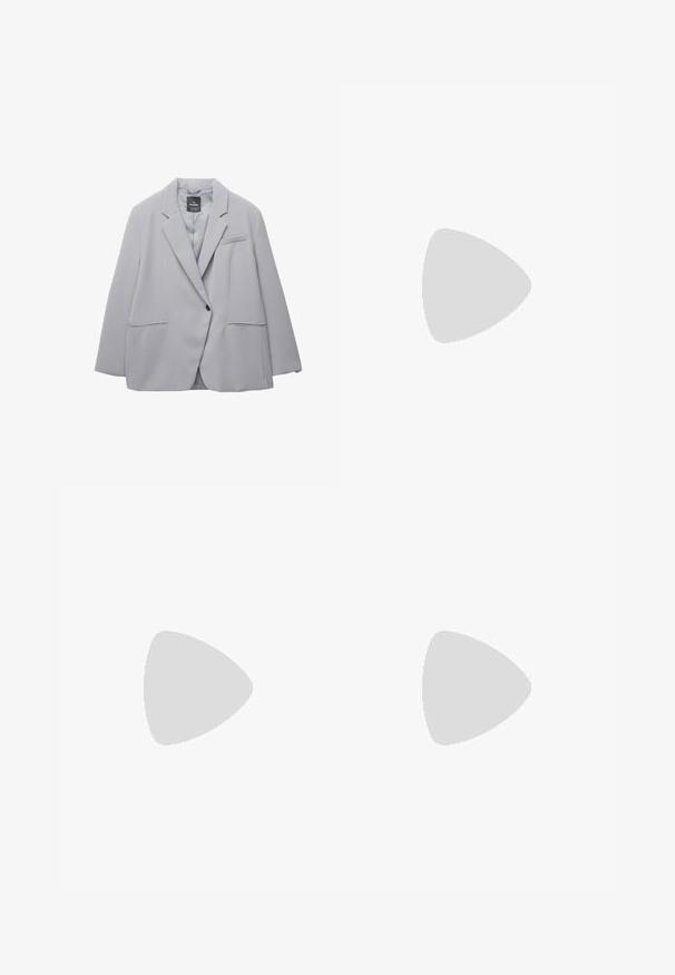 Svijetlosivi sako s reverima, jednim crnim dugmetom, dvije prednje džepove i elegantnom, glatkom teksturom tkanine.; Bijela pamučna majica kratkih rukava, s okruglim izrezom i ravnim krojem. Glatka tekstura, jednostavan dizajn, bez vidljivih uzoraka ili detalja.; Plave i bijele prugaste kratke hlače sa elastičnim pojasom, dva gumba sprijeda i opuštenim krojem. Tkanina izgleda glatko s laganom teksturom.; Bež nubuk klompe s zaokruženim vrhom, podesivom kopčom i teksturiranom gumenom potplatom. Minimalistički dizajn s korkovim srednjim slojem.; Crna kožna torba s zlatnim hardverom, koja ima prepoznatljivu kopču, odvojivi remen za ramen, te teksturiranu površinu.