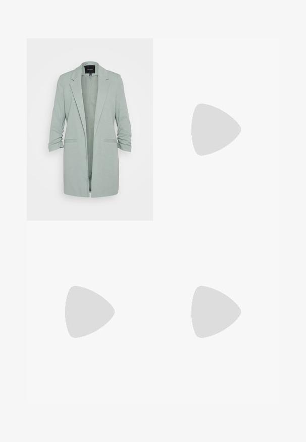 Vero Moda VMRICA LONG - Bleizeris - jadeite; Balta medvilnė marškinėliai su trumpomis rankovėmis ir apvalia iškirpte. Ant krūtinės yra juodas Adidas logotipas, o vidinė apykaklė yra kontrastinga juoda.; Juodos plačios džinsinės kelnės su trimis baltais juostelėmis kiekvienoje pusėje ir mažu baltu logotipu. Yra priekiniai kišenės ir sagčių užsegimas.; Samba kedukai su kremine ir smėline spalvų schema, turintys tris šviesiai mėlynas juostas, baltus raištelius ir rudus guminius padus.
