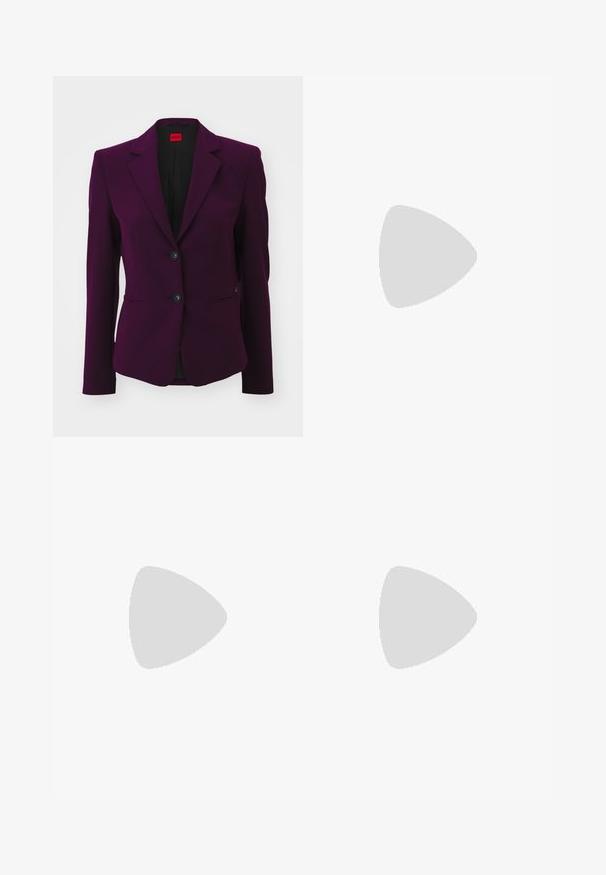 HUGO AGONIA - Žakete - medium purple; Melnas mežģīņu blūze ar garām piedurknēm, pogām kabatām uz krūtīm, klasisku apkakli un auduma jostu, kas saitē ap jostasvietu. Caurspīdīgs dizains.; Melnas platās bikses no gludas auduma. Piedāvā plakanu jostasvietu ar spīdīgu apdari. Veidotas ar šuvēm, divas priekšpuses kabatas.; Melnas ādas augstpapēžu kurpes ar norādītu purngalu un gludu tekstūru, ar slaidu papēdi un minimālistisku dizainu.