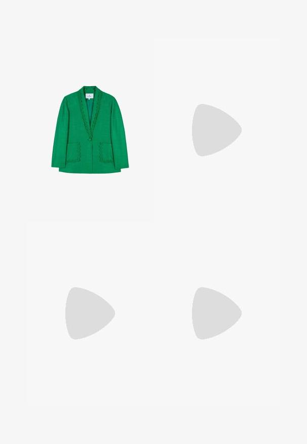 Green blazer featuring a scalloped neckline, two front pockets, and a single button closure. Made from textured fabric,  tailored fit.; White fitted top made of ribbed fabric with cap sleeves and gathered details at the sides for texture and shape.; Wide-leg trousers in cream fabric with a smooth texture, featuring a single front button, subtle pleats, and a high waist design.; Bershka High heeled sandals - black; White fabric bag with a triangular shape, featuring eyelet detailing and a tied bow accent at the top. Smooth texture throughout.