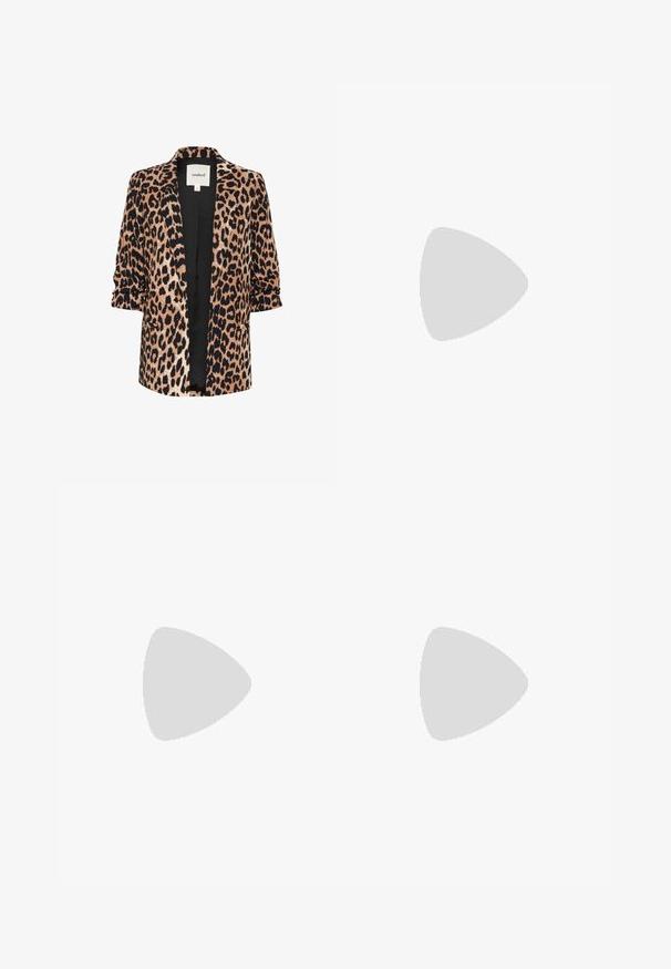 Blazer con stampa leopardata, interno nero, tessuto leggero, apertura frontale, maniche arrotolate, con una vestibilità rilassata e senza chiusure visibili.; T-shirt nera a maniche corte in cotone. Presenta un colletto rotondo, vestibilità rilassata e orlo pulito senza motivi o accessori visibili.; Pantaloni neri a gamba larga con cintura arricciata, dotati di due tasche laterali e un tessuto liscio e leggero. Nessun motivo visibile o parti metalliche.; Sandali neri con piattaforma, suole chunky e tassellate, dotati di molteplici cinturini, con fibbie in metallo e un texture simile alla pelle liscia.