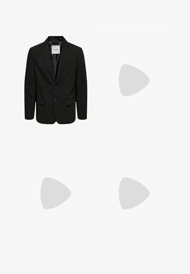 Blazer nero con due bottoni, revers a sciallino e una tasca sul petto. Realizzato in tessuto liscio, presenta una vestibilità standard e un design elegante.; T-shirt bianco a maniche corte, vestibilità ampia, collo rotondo, in morbido cotone, retro senza decorazioni, orlo dritto, senza fantasie o dettagli.; Pantaloni grigi su misura con frontale piatto, due tasche laterali e chiusura a un bottone. Tessuto liscio con un sottile motivo a righe verticali.; Mocassini in pelle nera con finitura liscia, punta arrotondata e cuciture decorative sulla tomaia. Tacco basso impilato e leggero lucido.
