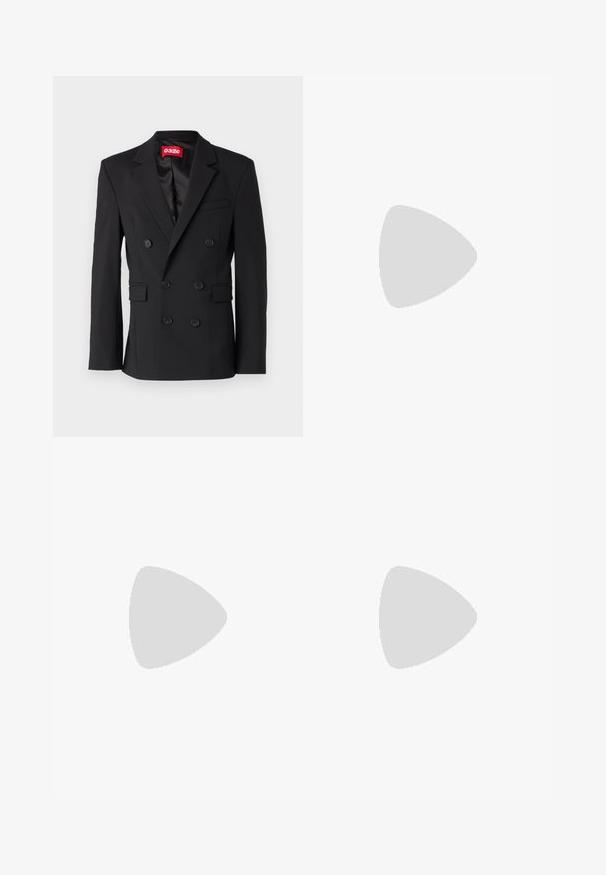 Svart dubbelknäppt kavaj i slät tyg. Har utskurna slag, två framfickor och sex svarta knappar framtill.; Svart kortärmad T-shirt i en mjuk bomullsblandning, med rundad halsringning och en minimalistisk design utan mönster eller detaljer.; Svarta byxor i slätt tyg med framknäppning, veck och raka ben. Inga synliga mönster eller detaljer.; Svart läderskor med slät yta, rund tå och fem snörhål. Har en låg staplad klack och diskret sömdetaljering.
