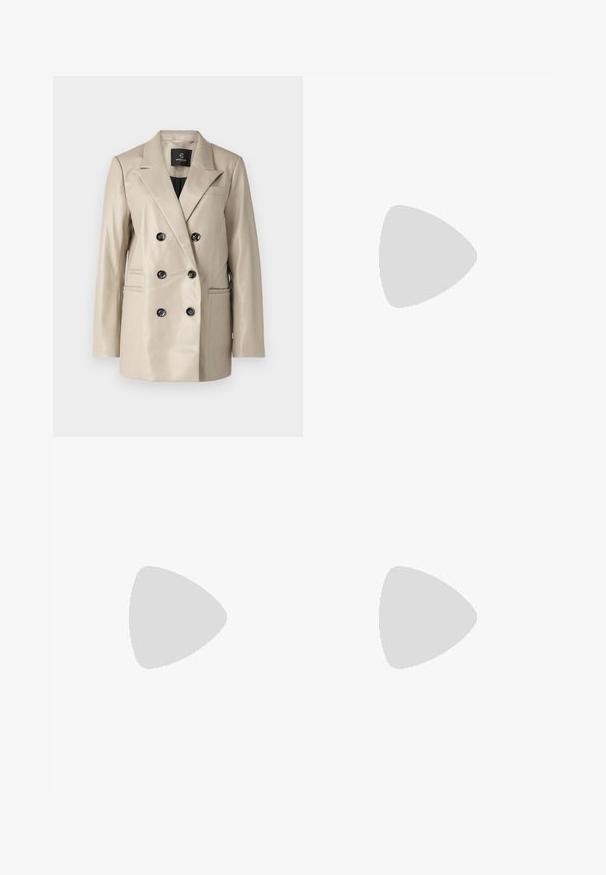Beige dupla gombos zakó selyemfényű kivitelben, fekete gombokkal, az öltönyöléshez illeszkedő hajtókával és két oldalsó zsebbel. Sima textúra és testhezálló fazon.; Fekete pamut póló V-nyakkal és rövid ujjakkal. Egyszerű dizájn, normál fazon, minta vagy díszítés nélkül.; Fekete, testhezálló nadrág egyenes szárú kivitelben, sima textúrával és éles redőkkel az elején. Nincs látható fémalkatrész.; Fekete bőrből készült sarokszandál állítható bokapánttal, nyitott orral és négyzet alakú tömb sarokkal. Simább textúra, minimalista stílus.