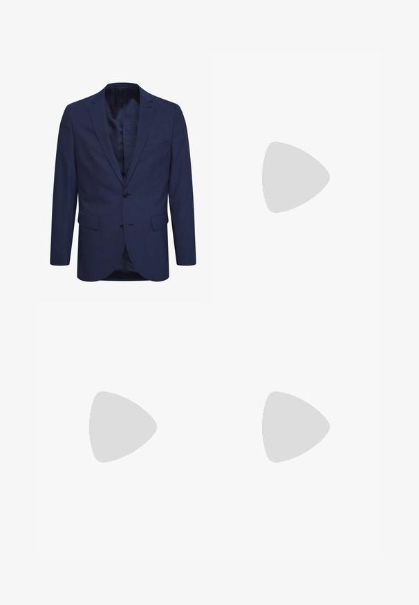 Blazer azul marino con dos botones negros, solapas con muesca y un bolsillo en el pecho. Forrado con una tela estampada. Corte entallado.; Camiseta de algodón blanca de manga larga con cuello redondo y puños acanalados. Diseño simple y sin adornos, con una textura suave y corte estándar.; Pantalones negros con una textura suave, diseño de pierna recta, cierre de botón y presillas para cinturón. Presentan un aspecto minimalista y sin patrones visibles.; Mocasines de cuero negro con punta redondeada, detalles de costura y una suela de goma con plataforma. Presentan una correa decorativa a lo largo del empeine.