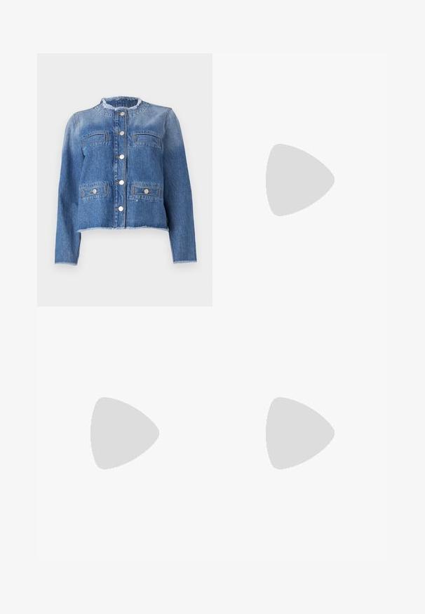 Veste en denim bleu avec manches longues, coupe cropped, deux poches avant et boutons argentés. Présente un col et un ourlet effilochés.; Haut halter noir en tissu lisse, doté d'un détail de nœud au niveau du col et de larges bretelles reliant le dos.; Pantalon large noir avec une taille élastique, fabriqué dans un tissu lisse et léger. Présente une coupe droite et sans motifs visibles.; Talons hauts en cuir noir avec un bout pointu, dotés d'un talon fin et d'un accent en ton or sur la lanière réglable. Texture lisse.