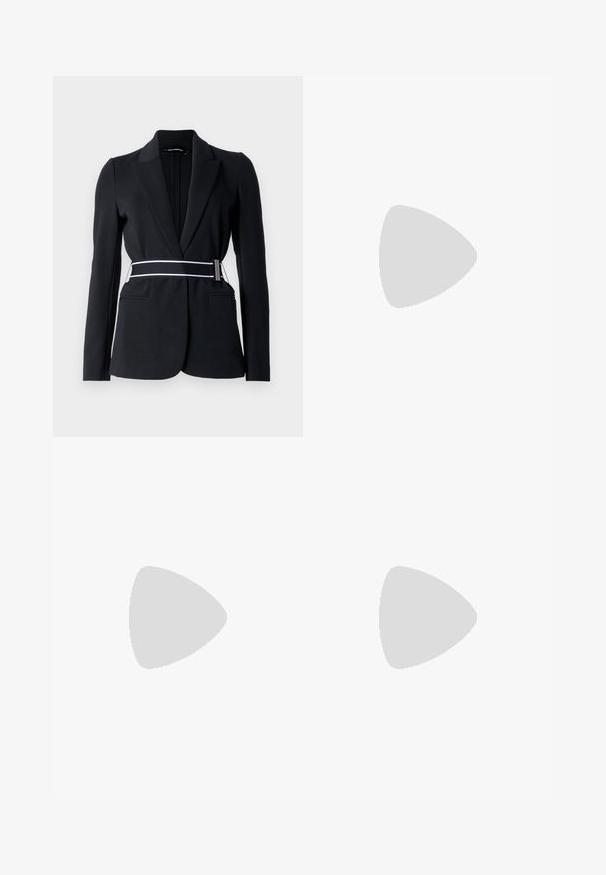 KARL LAGERFELD LOGO  - Bleiser - black; Must have lühikeste varrukatega puuvillane must T-särk, millel on lõdvestunud lõige ja kontrastne külgpanel, mis sisaldab väikest teksti ja kujunduselemente.; Mustvalged must-valged kitsad püksid, millel on slim fit ja kontrastsed paneelid. Kanga pind on sile; vöökoht on lame ja hästi istuv.; Must musta slingback kontsad, terava nina, peenike konts ja dekoratiivne pandla detail peal. Sile tekstuur ja stiilne disain.