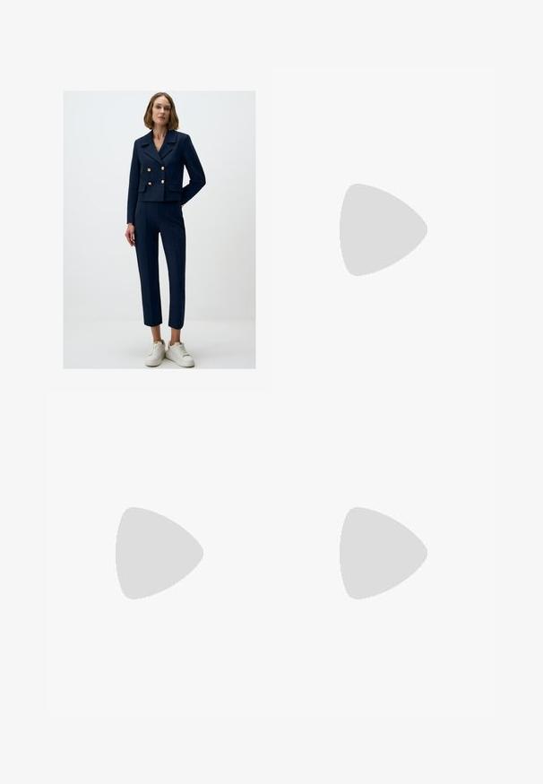 Marineblauer kurzer Blazer mit doppelten goldenen Knöpfen, kombiniert mit schmal zulaufenden marineblauen Hosen und weißen Sneakers. Glatter Stoff mit taillierter Passform.; Helles beige T-Shirt mit kurzen Ärmeln und Rundhalsausschnitt, aus weichem, glattem Stoff gefertigt. Verfügt über eine lockere Passform und einen geraden Saum.; Weiße weit geschnittene Hose aus leichtem Stoff. Mit einem elastischen Bund und Kordelzug sowie Seitentaschen. Glatte Textur.; Weiße High-Heel-Sandale mit einem klobigen Absatz, die über ein Riemchendesign und ein Knöchelband verfügt. Glatte Textur mit einer Plattform vorne für zusätzliche Höhe.