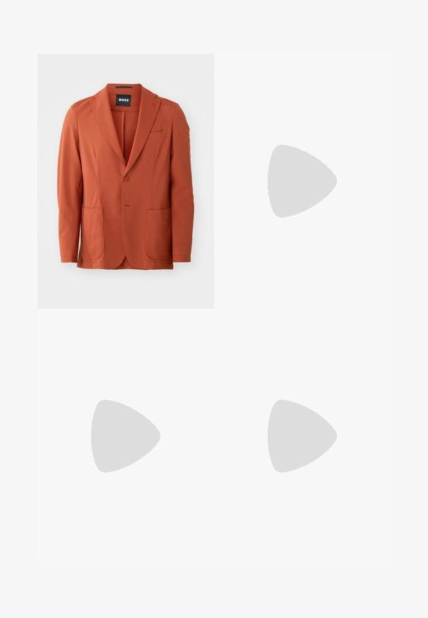 Orange texturerad kavaj med slagkrage, två framfickor och en enkel knäppning. Märkt "BOSS" i kragen.; Svart polotröja gjord av mjukt material, med långa ärmar och en åtsittande passform. Ribbat avslut vid fåll och ärmslut. Enkelt mönster.; Svarta denimjeans med rak bendesign, som har knappstängning, fem fickor och minimal sömnad för en ren look.; Svart läder snörsko med rund tå, slät yta, minimal söm och låg gummihäl. Logotyp på hälen.