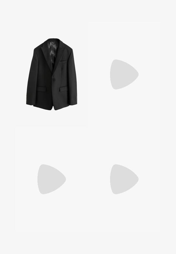 Next SLIM FIT TEXTURED STRIPE - Sako - black; Čierny top bez rukávov s okrúhlym výstrihom a širokými ramienkami. Vyrobený z mäkkej tkaniny, s hladkou textúrou a jednoduchým dizajnom.; Čierne nohavice vyrobené z hladkej tkaniny, s rovnými nohavicami, dvoma prednými skladmi a štandardným pásom s pútkami na opasok.; Čierne kožené členkové topánky s špičatou špičkou, elastickými bočnými panelmi, vertikálnymi švami a nízkym blokovým podpätkom.; Čierne obdĺžnikové slnečné okuliare s tmavými šošovkami, lesklým povrchom, širokými ramenami a robustným rámovým dizajnom. Vygravírované meno značky na jednom ramene.