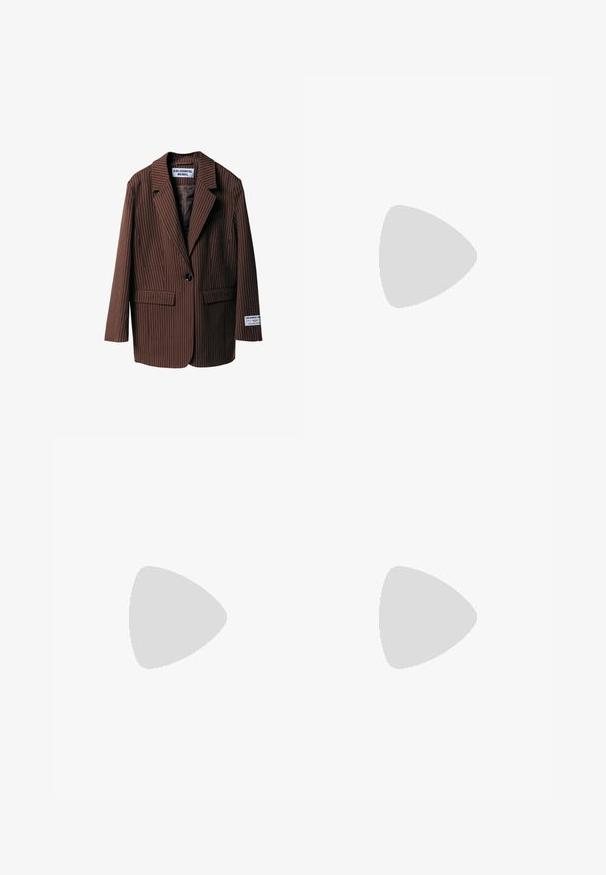 Blazer castanho com riscas verticais, lapelas recortadas, dois bolsos frontais, fecho de botão único e uma etiqueta na manga. Feito de um tecido texturizado.; Camisa de manga longa rosa claro com colarinho abotoado, apresentando uma bainha reta e textura suave, feita de um tecido de algodão leve.; Jeans de ganga azul de perna larga com uma cintura alta, apresentando bolsos à frente, costura em contraste e um ajuste relaxado.; Sapato slingback bicolor em bege e preto, com bico apontado, salto baixo e detalhe de tira cruzada. Textura de couro suave.
