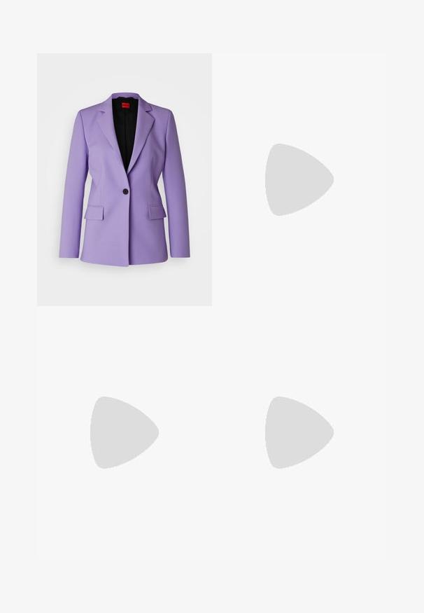 HUGO ATANA 2 - Blazer - open purple; Lichtgrijze oversized coltrui van een zachte breimateriaal. Heeft ribgebreide manchetten en zoom, met een relaxte pasvorm bij de schouders en het lichaam.; Marine blauwe sportbroeken met een elastische tailleband, rechte pijpen en zijritsen. Heeft witte piping langs de zijkanten. Soepele stofstructuur.; Witte sport schoen met mesh bovenkant, marineblauwe accenten en een gehoorzaamde zool. Bevat het "N" logo, veters en een gestructureerde detail aan de zijkant.; Grijze handtas met textuur, voorzien van een gevoerde handgreep, gaasaccenten, verstelbare schouderband en een sluiting aan de voorkant. Compact ontwerp met een ronde vorm.