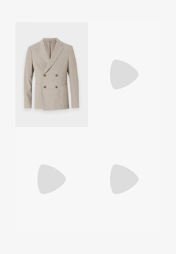 Beige, dupla gombos zakó, textúrált csíkos mintával, kivágott fényes gallérral és két elülső zsebbel. Kerek sárgaréz gombokkal rendelkezik.; Fehér, hosszú ujjú, gombos ing, pamutból készült, klasszikus gallérral, elöl gombokkal és minimalista varrási részletekkel.; Tengerészeti kék nadrág, texturált anyagból készült, egyenes szárakkal, lapos elülső résszel és két oldalzsebbel. Nincsenek látható minták vagy díszítések.; Fekete bőrcipő, dupla csattal, letisztult sziluettel és kerek orral. Alacsony sarka és sima felülete van.