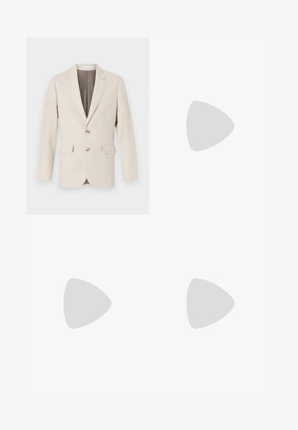 Lichtbeige linnen blazer met een notch lapel, twee voorkwabben en twee knopen. De binnenkant heeft een contrasterende bruine voering. Glad textuur.; Zwarte katoenen t-shirt met een ronde halslijn, korte mouwen en een relaxte pasvorm. Glad textuur en geen zichtbare patronen of accenten.; Zwarte broeken van gladde stof, met een recht model, twee voorknikken en een standaard tailleband met riemlussen.; Zwarte leren instapper met een gladde afwerking, voorzien van een gestikt ontwerp en een decoratieve metalen kettingaccent over de wreef. Platte hak.