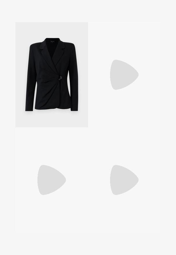 Blazer noir ajusté à manches longues, avec un col cranté, un design drapé à l'avant et une fermeture à un unique bouton noir. Fabriqué en tissu lisse.; Chemise blanche à boutons en tissu léger. Présente un col classique, deux poches poitrine et un ourlet arrière légèrement plus long.; Jupe bleu marine à mi-mollet avec des rayures blanches, design enveloppant et un détail en rosette en tissu à la taille.; Ballerines en cuir noir avec un bout rond, texture lisse, détails de couture minimalistes et design de semelle flexible.