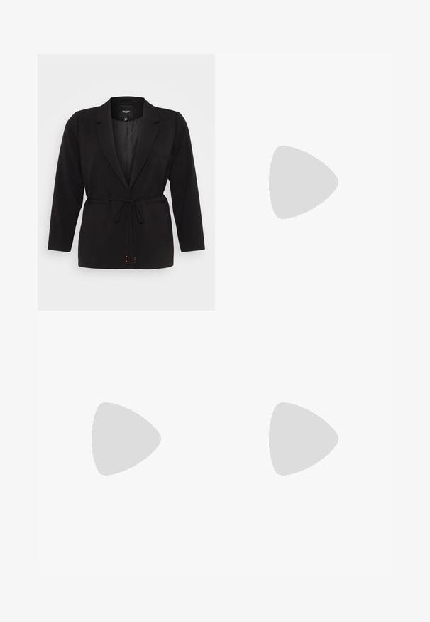 Vero Moda Curve VMWAVE BELT - Suknjič - black; Črn rebrast top brez rokavov z valovitimi čipkastimi robovi na dnu. Ima tanke naramnice in oprijet kroj. Narejen je iz raztegljivega materiala.; Črna, nabrana svinčnik krilo z detajlom v obliki traku in stranskim razporkom. Narejeno iz raztegljive tkanine, ki se ponaša z gladko teksturo in oblikovanjem, ki se prilega telesu.; Črne visoke petke z nazobčanim prstom, teksturirano površino in živahnimi rožnatimi notranjimi deli. Imajo robustno peto z srebrnim akcentom.