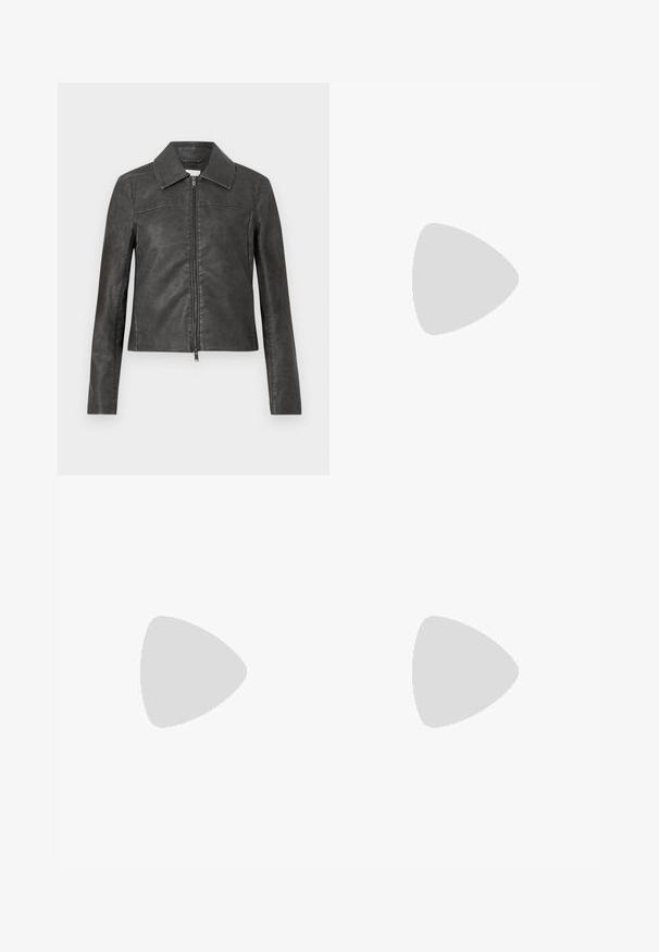 Giacca di pelle nera con colletto, chiusura anteriore con zip e maniche lunghe con dettagli di cucitura minimi.; Maglione lavorato a maglia grigio chiaro con maniche lunghe, collo a giro e motivo a trecce centrale sulla parte frontale.; Jeans neri in denim a gamba larga con una cintura a motivo houndstooth. Presentano tasche frontali e chiusura con bottone. Texture usurata.; Scarpe nere in pelle verniciata con punta affilata, tacco a blocco e cinturino alla caviglia, abbinate a scaldamuscoli grigi a coste e una gonna in suede marrone.