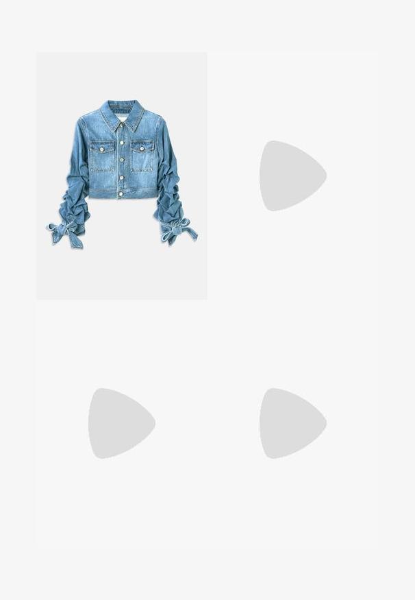 Hallatud denim-jakk helesinises toonis, millel on kaks rinna taskut, nööpide sulgur ja rümpades tõmblukuvarrukad, mille lõpus on paelad.; Valge puuvillane T-särk lühikeste varrukatega, ümmargune kaelus, mugav lõige ja õmmeldud serv. Silt nähtav kaela seest.; Valged laiade jalgadega püksid, mis on valmistatud siledast puuvillast. Omab esitallist ning lukuga sulgemist ja nelja tasku disaini.; Must hõbedavärvi patendiga slingback kontsakingad terava varbaga, kitsas konts ja peene lõikega disain. Statistika on kuldne pandla rihmal.