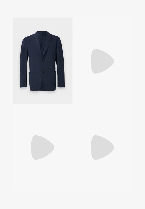 Marineblaues Blazer aus glattem Stoff, mit einem einreihigen Design, zwei Taschen vorne, einer Brusttasche und Revers-Akzenten.; Langärmliges, weißes Hemd aus Baumwolle mit Button-Down-Kragen, Fronttasche und normalem Schnitt. Strukturierter Stoff mit glatter Oberfläche.; Braune, hochtaillierte Hose aus strukturiertem Stoff. Mit weitem Bein und zwei vorderen Bügelfalten für zusätzliche Form. Saubere Verarbeitung ohne sichtbare Hardware.; Schwarze Lederloafers mit glatter Textur, rundem Zehenbereich und einem dekorativen Riemen über dem Vorderfuß. Niedriger, gestapelter Absatz, minimalistisches Design.