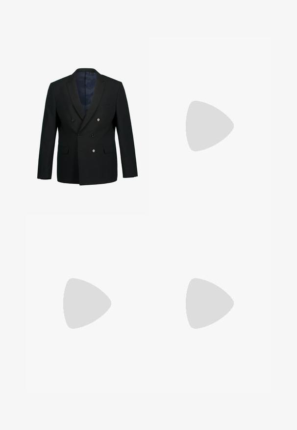 Blazer nero doppiopetto con rever a punta, due tasche frontali, tre bottoni e una fodera interna a motivo blu.; T-shirt nera a maniche corte in cotone, con scollatura rotonda e un piccolo logo ricamato sul petto. Tessuto liscio, vestibilità standard.; Pantaloni neri con un design a gamba dritta, realizzati in un tessuto liscio. Presentano pieghe frontali e una chiusura a un bottone in vita.; Mocassini in pelle nera con finitura liscia, dotati di una cintura decorativa e cuciture a contrasto, abbinati a pantaloni beige.