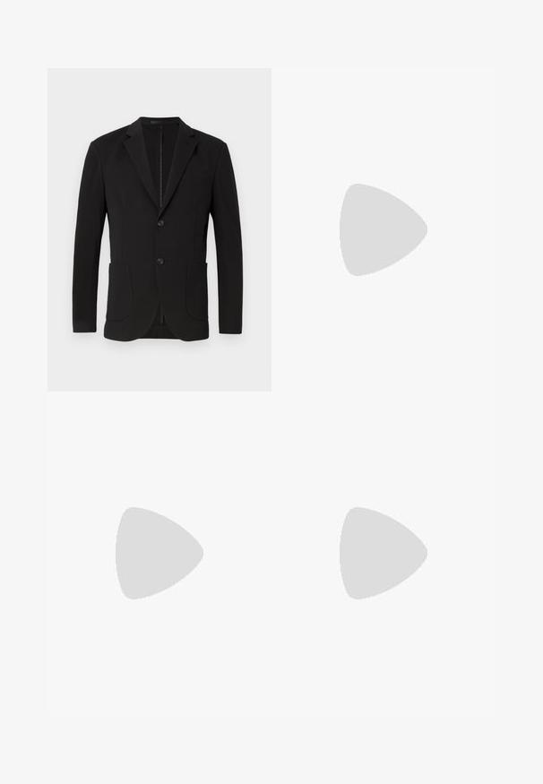 Schwarzer Blazer mit taillierter Passform, Reverskragen, zwei Fronttaschen, einer Brusttasche und einer Knopfverschlusst. Glattes Material mit matter Oberfläche.; Schwarzer Rollkragenpullover aus weichem Strickmaterial. Mit langen Ärmeln und einer taillierten Passform, einem gerippten Kragen und Saum. Minimale Branding.; Schwarze Hosen mit taillierter Passform, die eine glatte Textur und einen geraden Beinanschnitt aufweisen. Der Bund hat Gürtelschlaufen und eine saubere Verarbeitung.; Schwarze Lackleder-Schuh mit abgerundetem Zeh, Schnürdesign und glatter, glänzender Oberfläche. Verfügt über eine flache Gummisohle.
