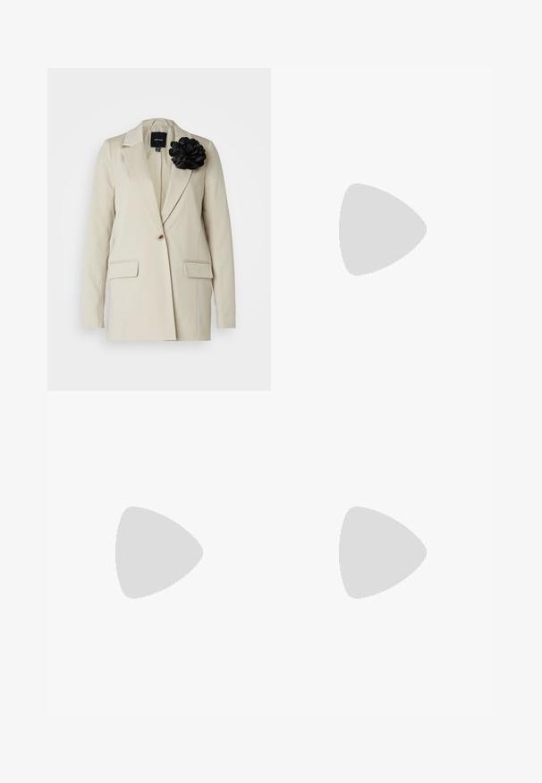 Béžový blazer s prispôsobeným dizajnom, s jedným zapínaním na gombík a dvomi prednými vreckami. Doplnkový veľký čierny látkový kvet.; Na obrázku sú zobrazené dve topy na ramienka: jeden čierny a jeden biely. Obe majú tenké ramienka a priliehavý dizajn vyrobený z hladkej, elastickej tkaniny.; Čierne široké nohavice vyrobené z textúrovanej tkaniny, s dvoma veľkými gombíkmi na páse a ostrými záhybmi pozdĺž prednej časti.; Biele lodičky s ostrou špičkou a otvorenou pätou, s tenkým remienkom okolo členku. Hladká kožená látka, tenký ihlový podpätok a čierne vnútorné podšívenie.