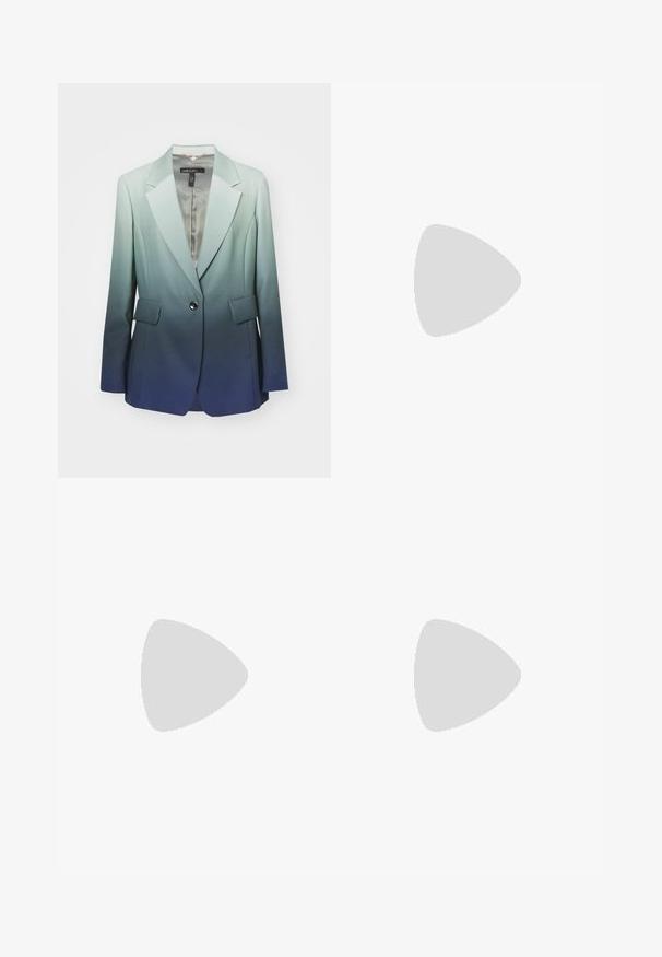 Ombre-Blazer, der von Hellgrün zu Dunkelblau übergeht, aus glattem Stoff gefertigt, mit einem einzelnen Knopf, zwei Fronttaschen und Revers.; Weißes, kurzes T-Shirt, kurze weite Ärmel, weicher Baumwollstoff, runder Ausschnitt mit subtilen orangefarbenen Akzenten, minimales Design, keine Muster oder Grafiken.; Schwarze, weite Hosen mit elastischem Bund und schwarzem Kordelzug. Aus glattem Stoff ohne sichtbare Muster oder Beschläge.; Beige Blockabsatzsandalen mit dünnen Riemen und quadrater Spitze. Glattes Material mit minimalem Design, entworfen für einfaches Tragen.