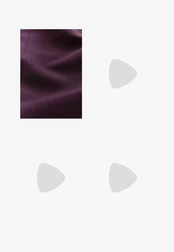 Mély lila szövet, sima textúrával, diszkrét szőtt mintákkal és enyhe fényességgel, amely puha fényt tükröz.; Fekete, oversized póló, rajta egy medvével és a "NEM CUKI, HANEM FÉKTELEN" felirattal vastag, fehér betűkkel. Pamut anyag.; Világoskék, magas derekú farmernadrág. Széles lábakkal, két szakadt térddel és klasszikus öt zsebes dizájnnal rendelkezik.; Fehér magaskorsó vászon sportcipő fekete gumi talppal, elülső gumi orrnyereggel és hat fűzőlyukkal, letisztult, minimalista dizájnnal.