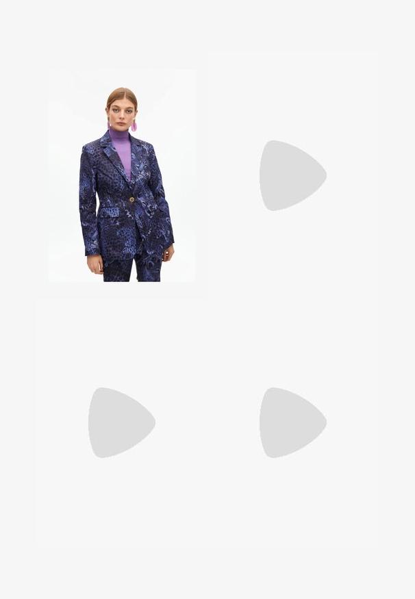 Fialová obleková sako s zvířecím potiskem, přiléhavý střih, dlouhé rukávy a zapínání na jeden knoflík. Nosené přes fialový rolák.; Černý top na ramínka vyrobený z bavlny, s kulatým výstřihem a širokými průramky. Hladká textura s prošitými lemy. Klasický, minimalistický design.; Černé kalhoty s rovným střihem, s předními kapsami a bočními rozparky na lemu. Vyrobené z jemné, hladké tkaniny. Vhodné na různé příležitosti.; Černé lakované lodičky na podpatku se špičatou špičkou, výřezovým designem na boku a malým čtvercovým podpatkem. Hladká textura s minimálními akcenty.