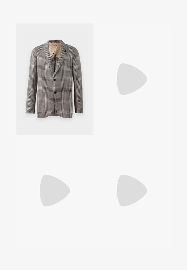 Struktureret plaid blazer i brun og creme, med en notch-krave, to knapper og en diskret lomme detalje. Indvendig foring i tan.; Hvid polo-shirt lavet af bomuld, med et gentaget blåt hundemønster og et lille blåt logo på brystet. Korte ærmer og krave.; Off-white afslappede bukser med elastisk talje og snor, lige ben og sidelommer mod en ensfarvet baggrund.; Beige sneakers lavet af glat læder og tekstil; lavprofil design med rund tå og snørrebåndslukning; strukturerede sidedele.