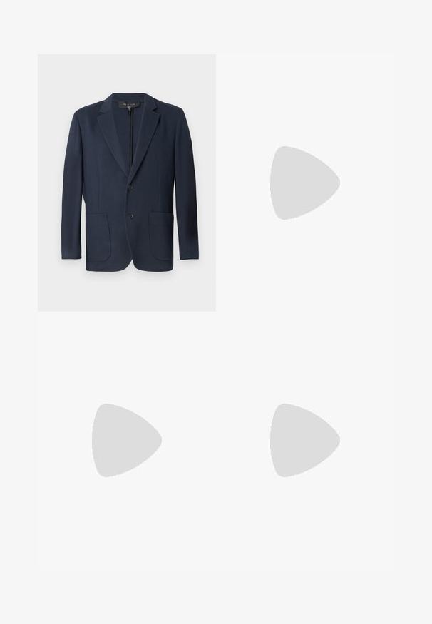 Marineblazer mit strukturierter Silhouette, Doppelknopfschluss, zwei Vordertaschen und strukturiertem Finish. Geeignet für formelle Anlässe.; Weißes Langarm-Hemd mit Knöpfen aus Baumwolle, ausgestattet mit einer Brusttasche mit tonalem Stickerei, einem Kragen und Knopfmanschetten.; Beige Baumwollhose mit lässigem Schnitt, gefälteter Gestaltung, Taillengummi mit Knopfverschluss und geradem Bein. Glatte Textur ohne Muster.; Schwarze Lederloafers mit glatter Textur, rundem Zehenbereich und einem dekorativen Riemen über dem Vorderfuß. Niedriger, gestapelter Absatz, minimalistisches Design.