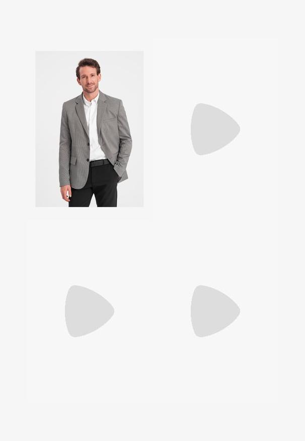 Szary żakiet w wzór houndstooth z klapami, dwoma guzikami, przednimi kieszeniami, zestawiony z białą koszulą i czarnymi spodniami. Gładka tekstura tkaniny.; Czarna koszula z kordurojowej tkaniny z kołnierzykiem zapinanym na guziki, długimi rękawami i przednią kieszenią. Posiada pionowe prążki i złote guziki.; Jasnoniebieskie dżinsy z szerokimi nogawkami, z efektownym przetarciem oraz abstrakcyjnymi czarnymi i niebieskimi wzorami z jednej strony. Klasyczny pięciokomorowy styl.; Czarne skórzane buty wsuwane z detalami w postaci sznurków, okrągłym noskiem i teksturowaną podeszwą. Posiadają lekko podwyższony obcas i gładkie wykończenie.