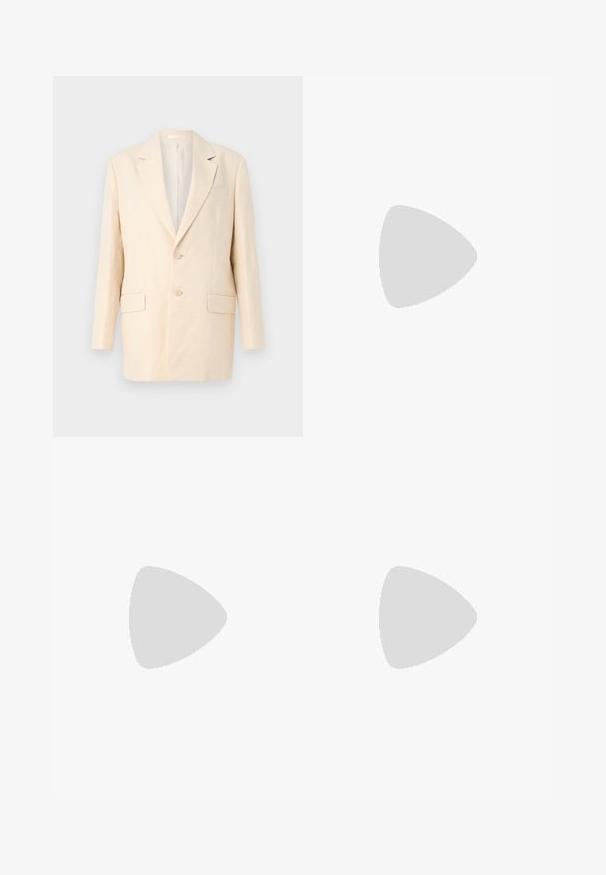 Blazer beige in lino con design a singolo petto, revers a conferenza, due tasche frontali, una tasca sul petto e due bottoni. Tessuto liscio, silhouette rilassata.; T-shirt bianco in cotone con maniche corte, scollo rotondo, vestibilità comoda e orlo cucito. Etichetta visibile all'interno del colletto.; Pantaloni bianchi a gamba larga realizzati in cotone con una texture liscia. Presentano un bottone anteriore, una zip e un design a quattro tasche.; Scarpa slingback da donna in stampa leopardata con tacco basso a blocco e fibbia dorata sul cinturino laterale, mostrata in profilo su sfondo semplice.