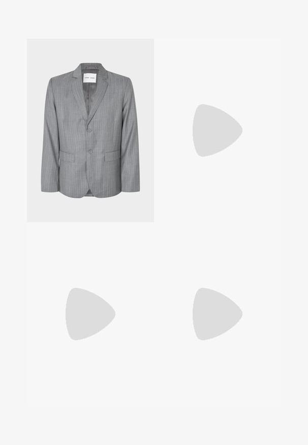 Grå rutete blazer med enkelspent design, to frontlommer og spiss krage. Glatt innvendig fôr, lukking med to knapper.; Lys grå kortermet t-skjorte laget av mykt materiale, med rund hals og en avslappet passform uten synlige mønstre eller detaljer.; Svart vide buks med knappet midjebånd og oppbrettede nederkant, vist mot en enkel hvit bakgrunn.; Svart skinnloafers har en hevet søm, to dekorative stropper på oversiden, og en tykk teksturert såle for bedre grep.