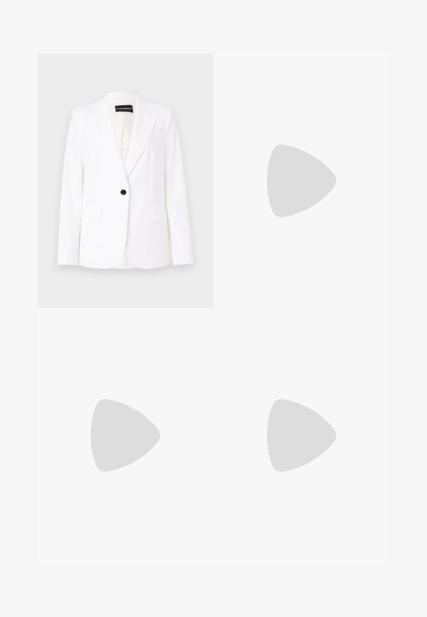 Blazer blanco a medida de tela suave, con un solo botón negro, solapas de muesca y dos bolsillos frontales. El interior está forrado.; Camiseta de algodón blanca de manga corta, con cuello redondo y un corte relajado. Textura suave, sin patrones ni acentos, diseño minimalista.; Pantalones de pierna ancha en tejido crema claro, con bolsillos laterales, frontales lisos y un cierre de botón único en la cintura. Textura suave.; Tacones negros de piel sintética tipo slingback con punta afilada, que cuentan con un tacón delgado y un detalle en tono dorado en la correa ajustable. Textura suave.