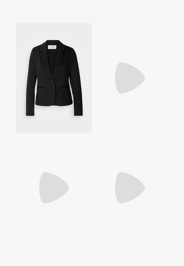 Svart kavaj med klassisk slag, enkel knappstängning och två framfickor. Tillverkad av ett glatt material med en skräddarsydd passform.; Svart ribbad linne med scallop-mönstrad spetskant i nederkant. Har tunna axelband och en figurnära design. Tillverkad av elastiskt tyg.; Svart, rynkad pennkjol med knytning och en sidoslits. Tillverkad av ett elastiskt tyg, med en jämn yta och figurnära design.; Svart högklackad sko med spetsig tå, texturerad yta och en livlig rosa inredning. Har en kraftig klack med silverdetaljer.