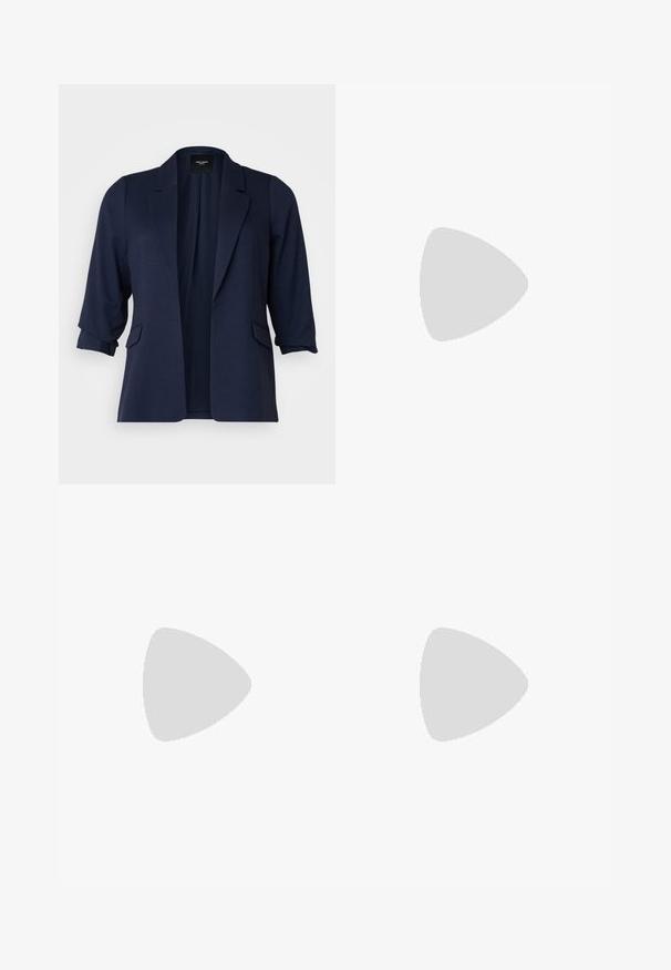 Blazer marine en tissu texturé, avec des manches trois-quarts, des revers crantés et deux poches avant. Design à l'avant ouvert.; Trois T-shirts ajustés en blanc, gris et noir. Chacun présente un décolleté large et des manches courtes. Fabriqués en tissu lisse et extensible.; Pantalon évasé noir en tissu extensible, présentant une taille haute et une texture lisse. Le pantalon s'élargit à partir du genou.; Baskets montantes en toile noire avec semelles et lacets en caoutchouc blanc. Elles présentent un logo circulaire sur le côté et un contraste de coutures blanches.
