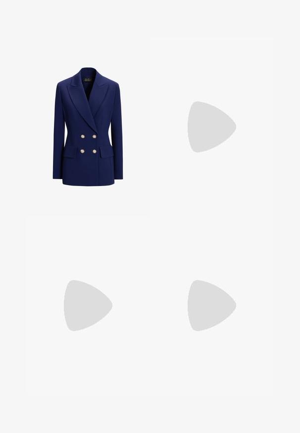 Luisa Spagnoli SINCRONIA - Blazer - blu violaceo; Witte top met korte mouwen van zachte stof, voorzien van een ronde halslijn en geplooide details bij de taille voor een getailleerde look.; Wijdbenige broeken van een lichtbeige stof, met plooien, een hoge taille en een gladde textuur zonder zichtbare versieringen.; Zwart patent slingback hak met een spitse neus, voorzien van een gestructureerde slangenprint, verstelbare band en een korte, gestructureerde blokhak.