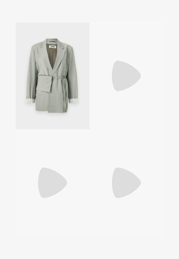 Světle šedý blazer s uvolněným střihem, s opaskem v pase, šálovým límcem a pruhovanými manžetami. Hladká tkanina s precizně sešitými okraji.; Beige pletený cardigan s dlouhými rukávy, kulatým výstřihem a zapínáním na knoflíky. Má žebrovaný lem a manžety, na přední straně je vyšitý nápis "2ND DAY".; Bezrukávový šedý žebrovaný top s kulatým výstřihem a rovním lemem, vyrobený z texturované látky a s jemnými švy na ramenou.; Černé denimové široké kalhoty s vysokým pasem, mají přední kapsy, viditelné švy a čistý finish. Bez ozdob nebo opotřebení.; Černá kožená vysoká boty na vysokém podpatku s špičatou špičkou, páskem kolem kotníku a tenkým podpatkem. Hladký povrch s zlatým akcentem na základně podpatku.; Bílá psaníčko s texturovaným, prošívaným designem. Obsahuje tenký, odnímatelný popruh a akcent stříbrného tónu na přední straně.