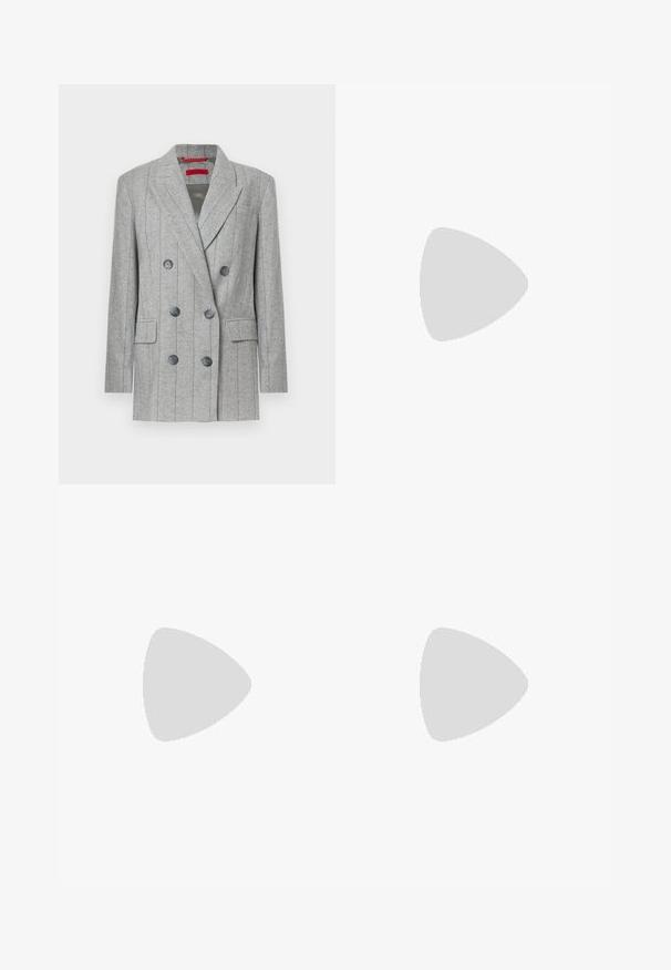 Grå dobbeltbrystet blazer med lodrette striber, seks sorte knapper, slåede revers, klaplommer og en rød mærkeetiket indeni kraven.; Hvid skjorte med knapper lavet af glat bomuld med en klassisk krave, der har en lige søm og beige knapper langs forsiden.; Bredde grå denim jeans med snøre i taljen og forlommer. Stoffet har en let struktur og en falmet overflade.; Mørkeblå sportsko med ruskind og mesh-materialer, udstyret med gummisål, snørebåndsdesign og en gylden logoaccent.; Guldmetal solbriller med ovale linser og mørktonede linser. Sorte acetat tip på stængerne. Mærkenavnet "QUAY" på siden.; Sort tote taske lavet af stof, med et fremtrædende prægede logo i et cirkulært design. Glat tekstur med kontrasterende læderdetaljer.