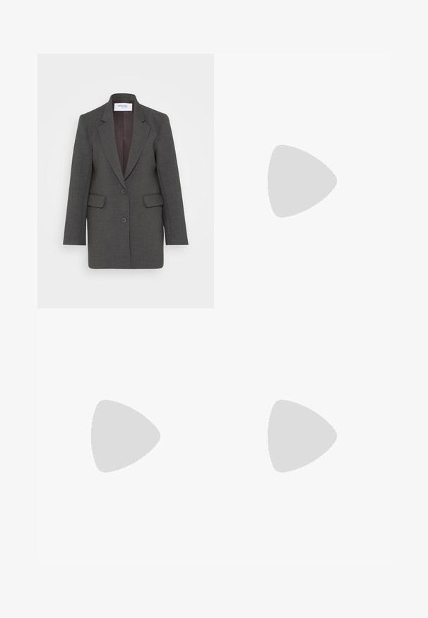 Grå blazer med en skræddersyet pasform, der har nøddeklapper, to forlommer og to knapper foran. Foret inderside i en mørkere nuance.; Sort top med korte, gennemsigtige volangærmer, rund halsudskæring og et blødt, glat stof. Simpelt design uden yderligere mønstre eller detaljer.; Sorte vide bukser med høj talje, knapdetaljer på taljebåndet og frontfald.; Sort åben tå hæl sandal med krydsede remme, justerbar ankelrem og en chunky hæl, der har en glat læderoverflade.; Sort læder tote taske med to lange håndtag, en glat tekstur og en struktureret form. Har en forlommem for ekstra opbevaring.