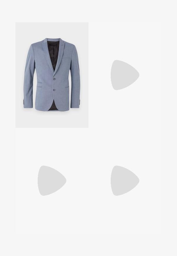 Světle modrý blazer vyrobený z texturované tkaniny, se dvěma knoflíky, klopovými límci, postranními kapsami a černou podšívkou.; Bílý bavlněný tričko s krátkým rukávem, se středovým černým logem "BOSS" na hrudi a kulatým výstřihem.; Bežové bavlněné kalhoty se střihy rovného nohavice, s knoflíkovým zapínáním a záhyby vpředu pro zvýraznění detailu.; Nízké pánské tenisky z černé kůže a semiše s vínovým patním páskem a bílou gumovou podrážkou, pohled z vnější strany.